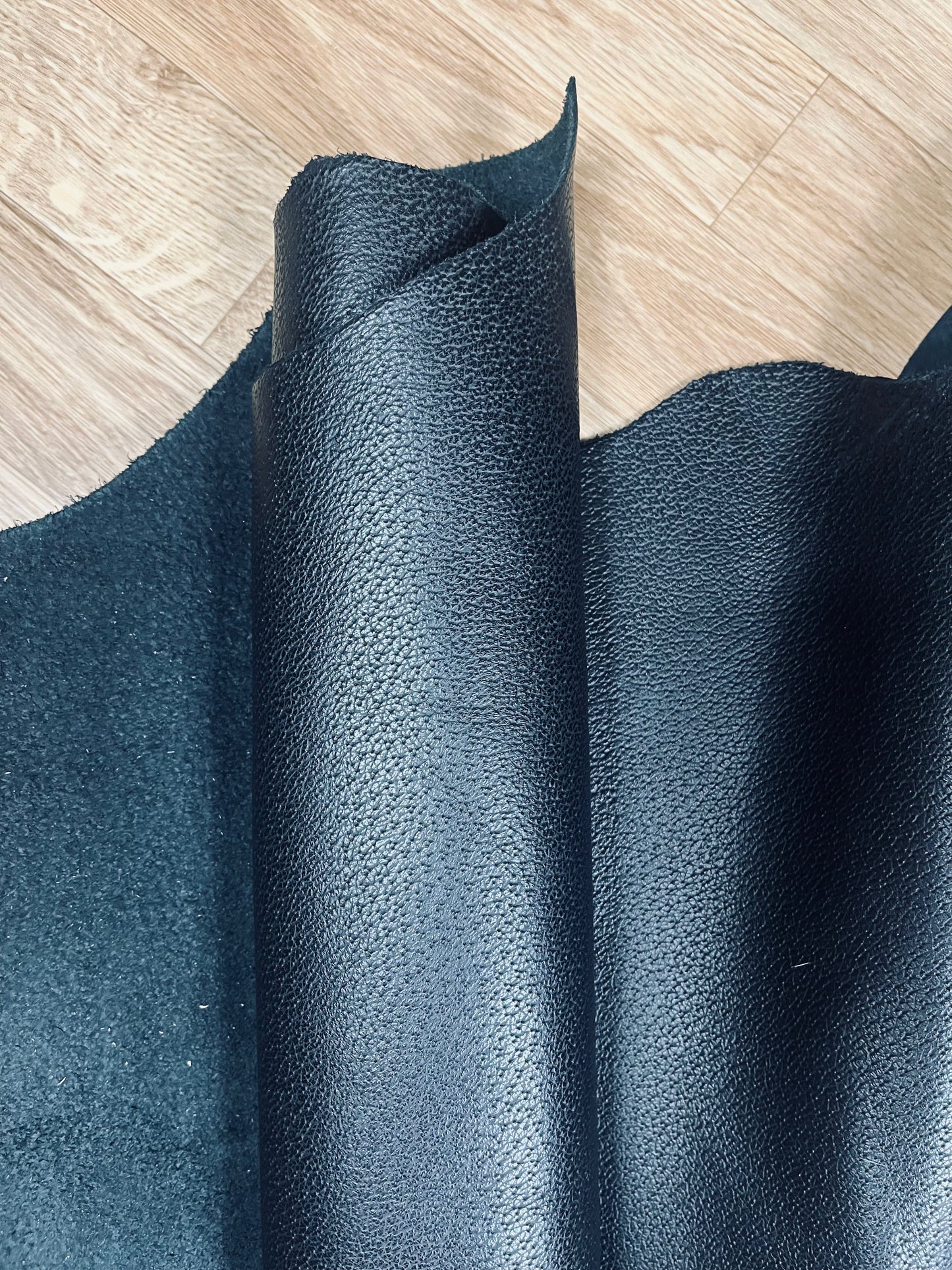 Black Pebbled Sides (5oz)